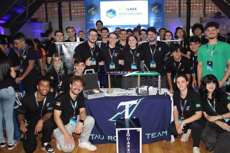 Equipe Tau Rocket Team no estande da LASC 2025, em Iacanga