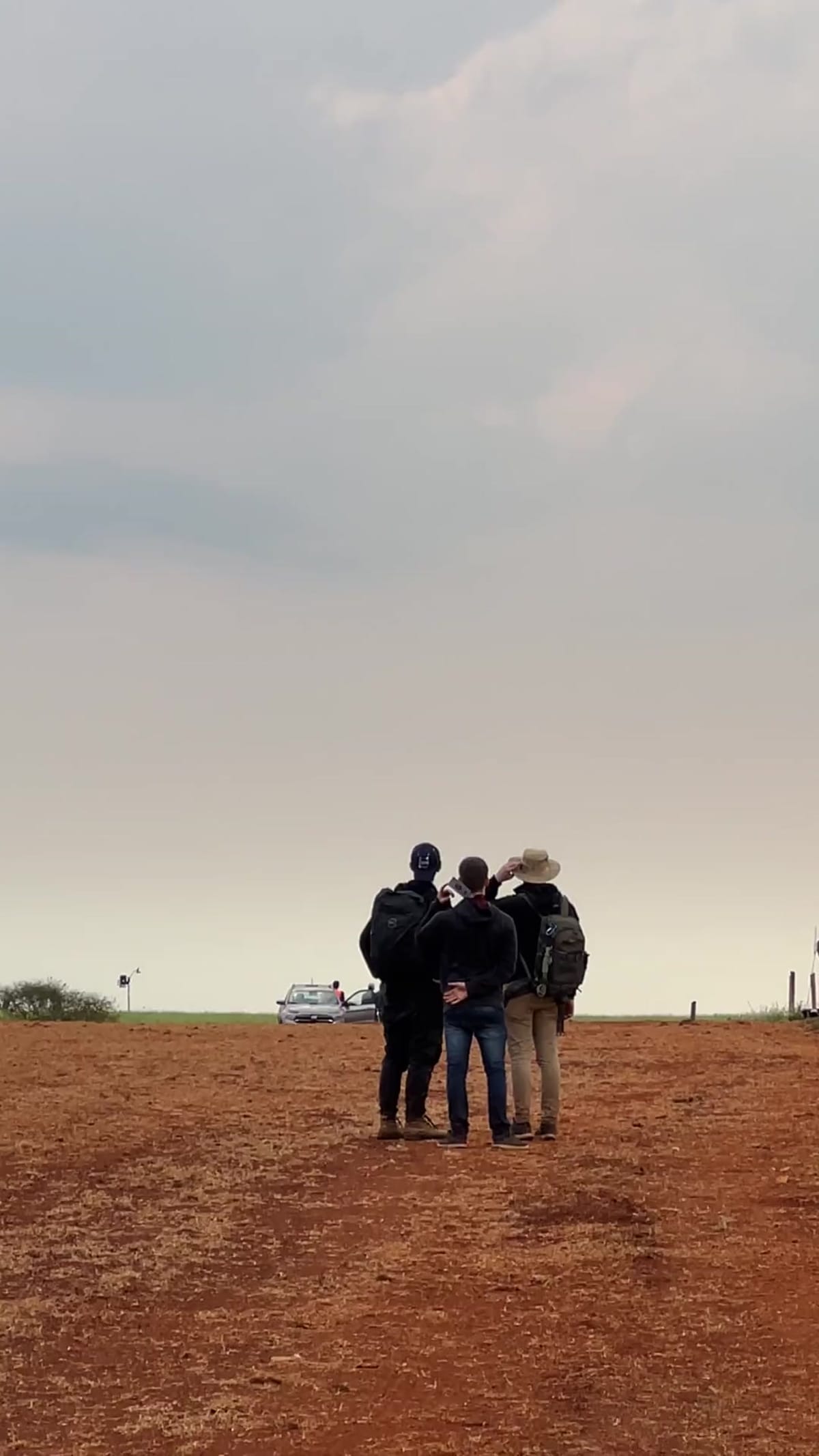 Membros da equipe observando o lançamento a campo