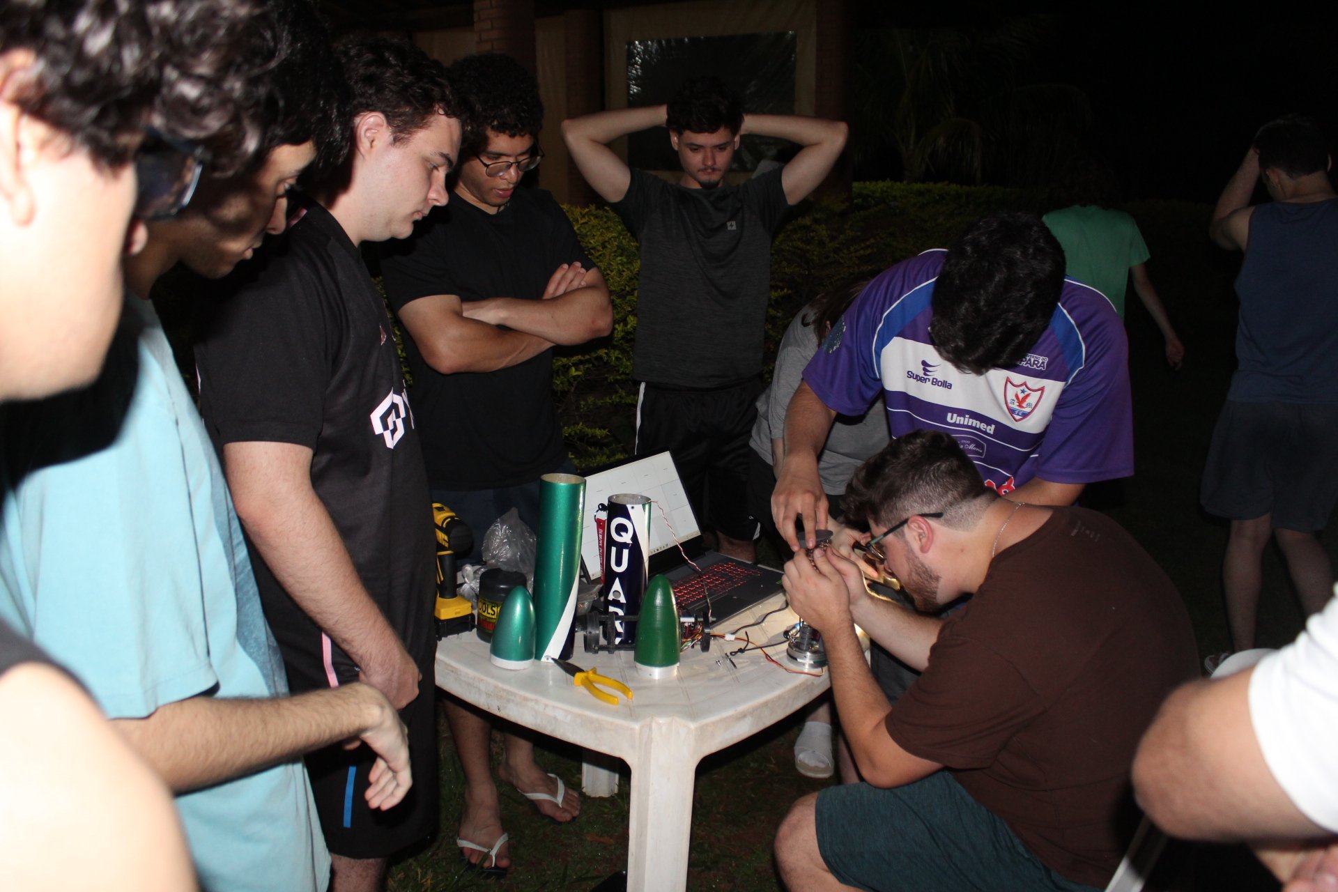 Equipe testando o sistema ejetor do Quark II