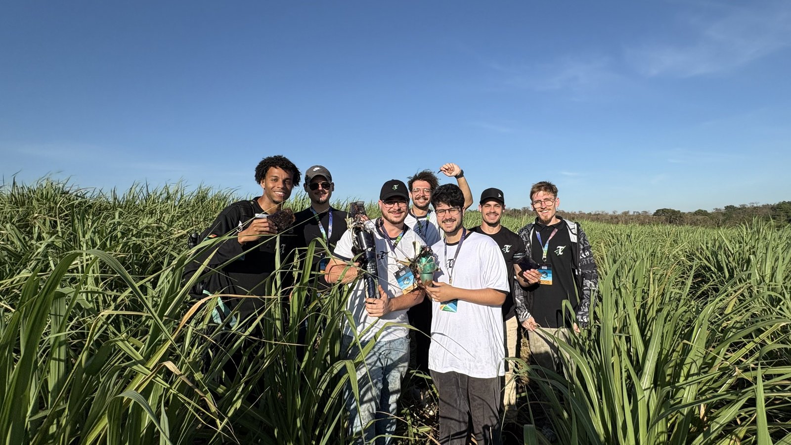 Equipe no campo com os destroços recuperados do Quark II